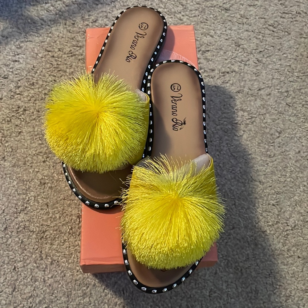 Pompom sandals